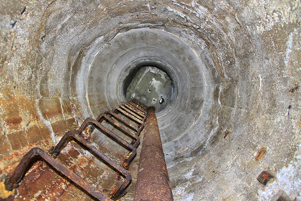 Směrem k povrchu haldy vede několik svislých šachet s ocelovými žebříky. Prostor je tu značně stísněný. Zaměstnancům dolu by však ani únik úzkými tubusy směrem k povrchu zřejmě nečinil žádné potíže.