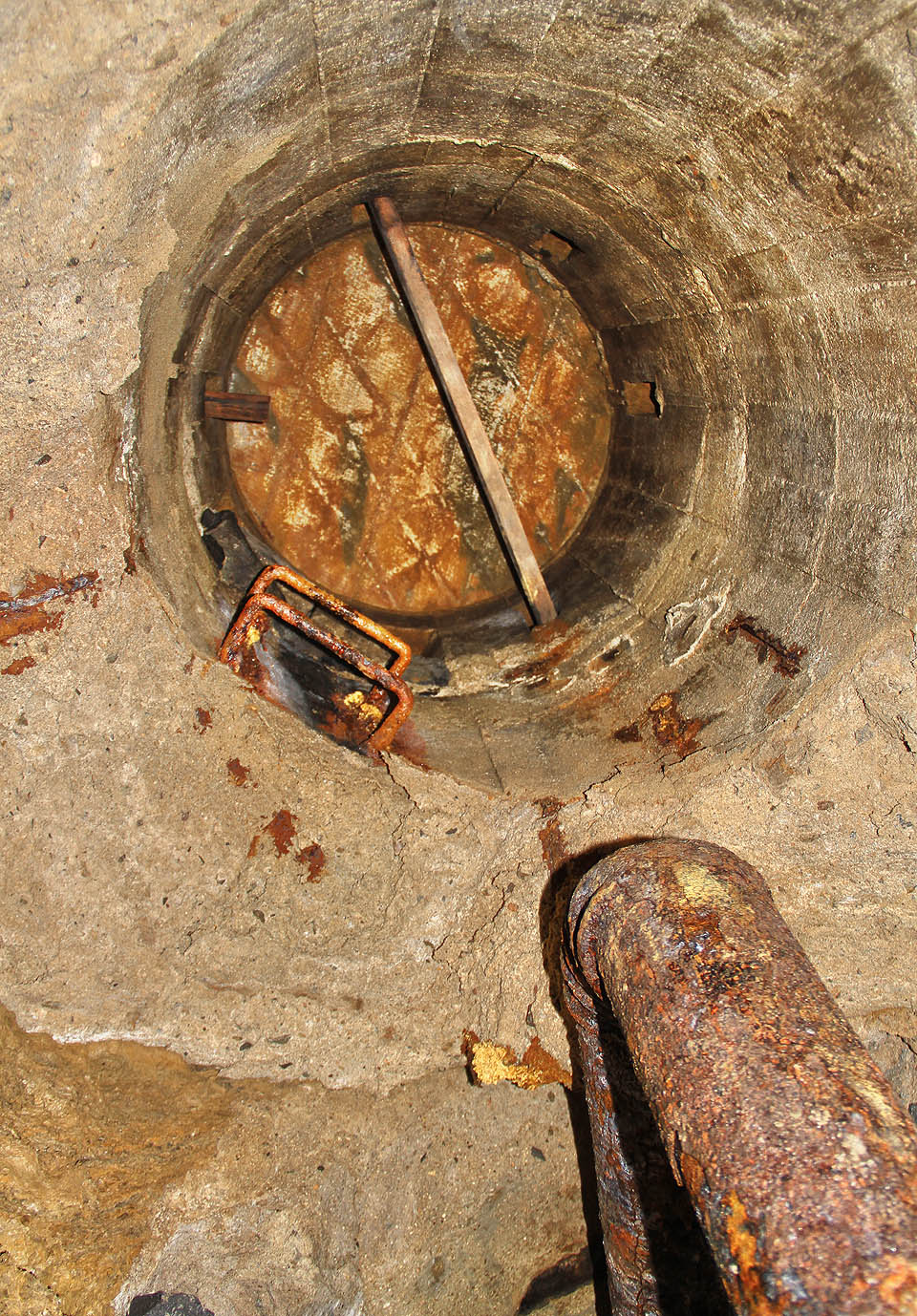 …nebýt menší překážky v podobě přivařeného poklopu. Snad je to dobře, nevíme, kolik metrů zeminy se možná nachází nad ním po srovnání povrchu haldy v rámci rekultivace.