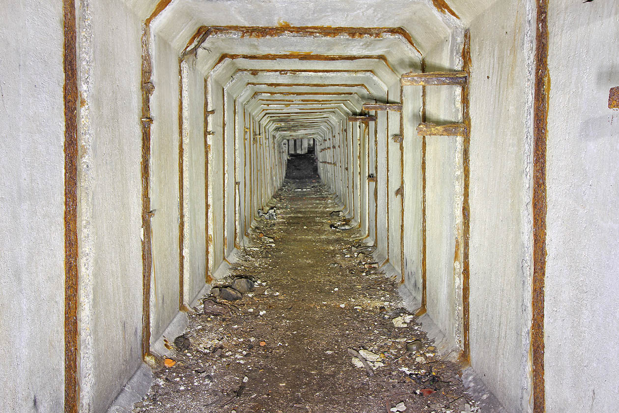 Z opačné strany je kanalizační štola zpřístupněna šikmou servisní štolou „svážnicí“ z betonových prefabrikátů.