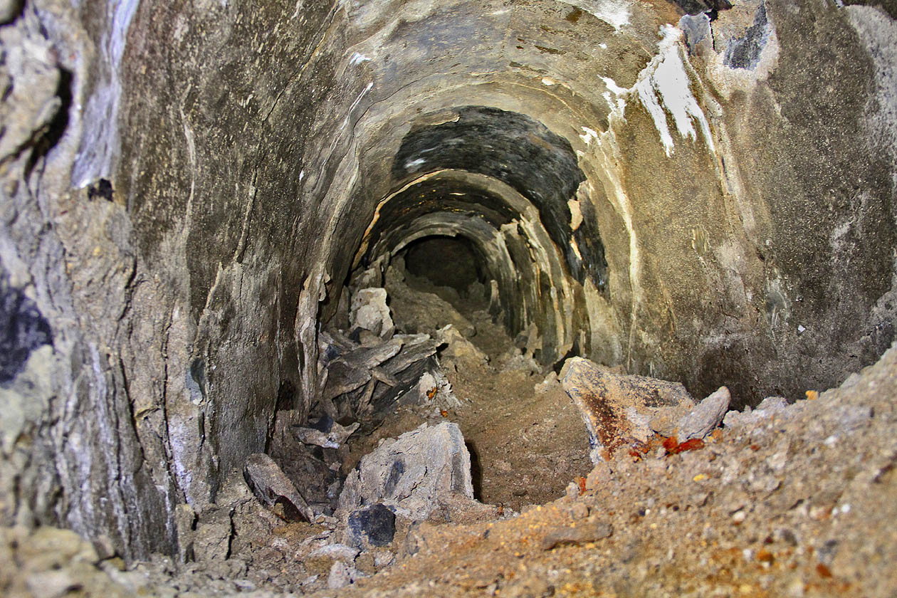 Nitrem haldy pokračuje dál horizontální štola, která se však z nějakého důvodu hroutí před očima. Snad je to nízkou hloubkou, ve které již mrzne, nebo nekvalitním materiálem. Pouštět se ale mezi tunové betonové bloky, které praskají vlastní vahou, raději nezkoušíme.