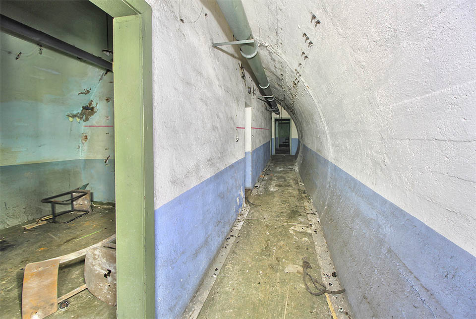 Kryt je tvořen jednou štolou kruhového profilu, uvnitř které jsou vyzděny jednotlivé místnosti.