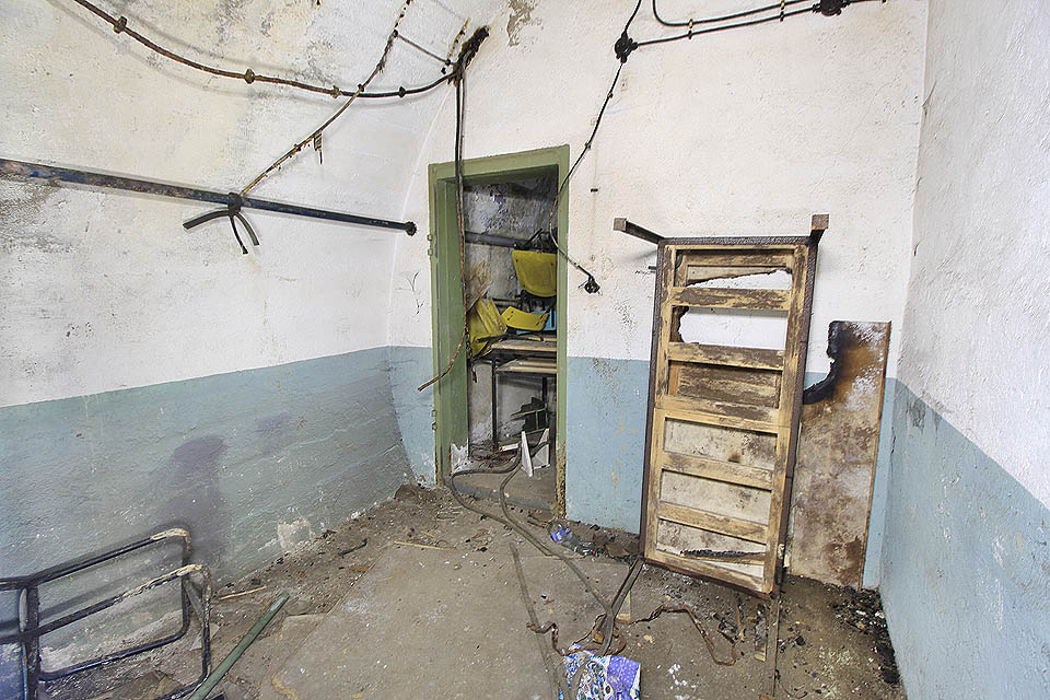 Skladiště nábytku a případné ubikace v krytu pod zbýšovskou haldou.