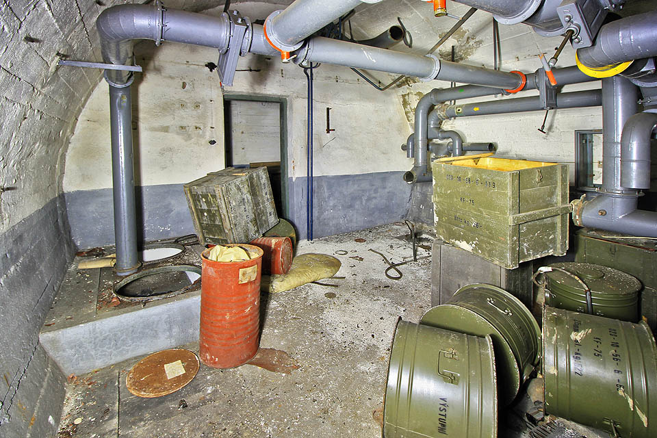 Místnost s instalovanou filtroventilací, která stejně jako ostatní součásti krytu poněkud utrpěla nezvanými návštěvami bez úcty k zajímavému místu.