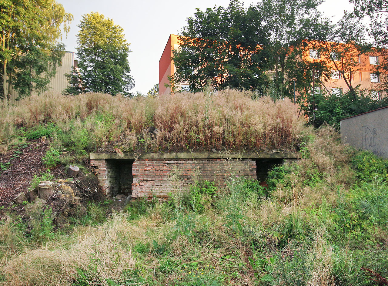 Dvojice vstupů do krytu v cihlovém portálu při Rovné ulici zrovna důvěru v bezpečnost stavby nevzbuzuje.
