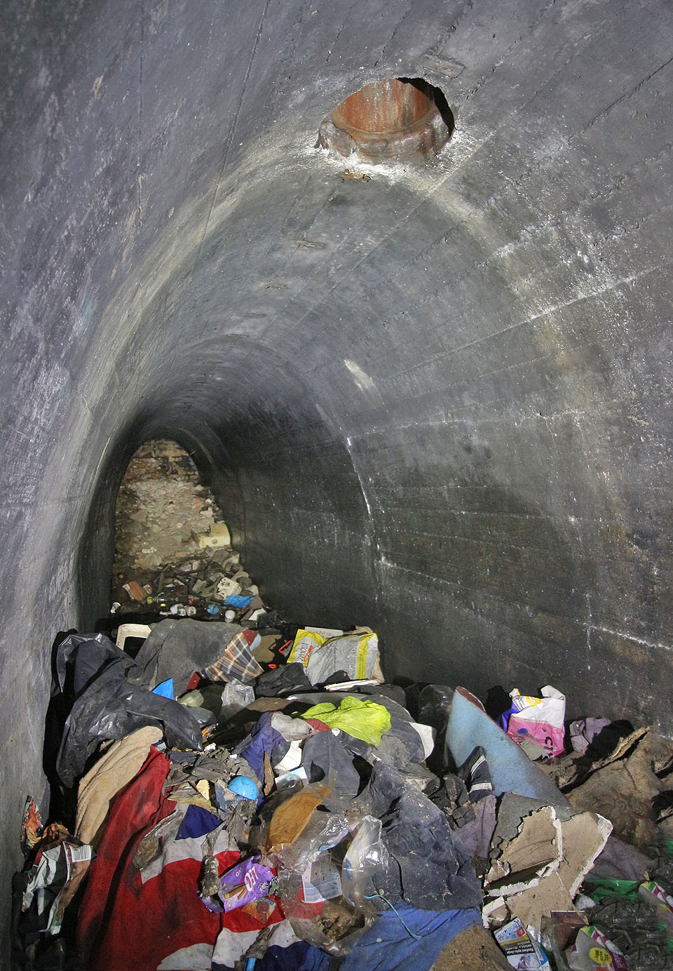 Ke škodě badatelů po válečné historii Liberce obývají kryt zoufalí nájemníci bez skutečného domova. A taky bez návyků, jak v domově žít: chodbu zasypanou sutí tak navíc zasypávají ještě páchnoucím odpadem.