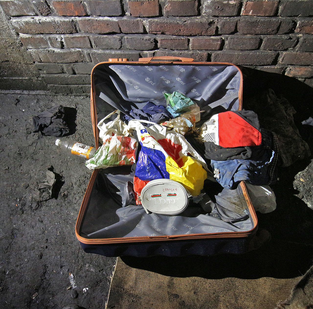 Pravděpodobně ukradený kufr se zbytky jídla a dámské kosmetiky nás znechuceně obrací zpět k východu.