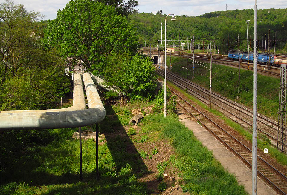 Vstup do krytu je dobře patrný z lávky nad <a href=/Tema/Brno-Malom%C4%9B%C5%99ice%20%28%C5%BEst%29>maloměřickým nádražím</a>, těsně za ním se nachází vstup do <a href=/Tema/Severn%C3%AD%20podchod%20pod%20malom%C4%9B%C5%99ick%C3%BDm%20n%C3%A1dra%C5%BE%C3%ADm>opuštěného podchodu, kterým vede parovod</a>.