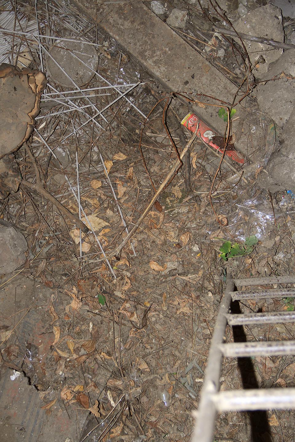 V úzkém válcovém protoru není možné zaostřit na žádnou ze stěn - jediný pohled je dolů.