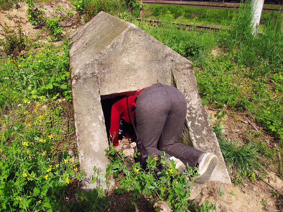 Za horkých letních dnů se u krytu dějí zvláštní věci. Narazit tu můžete třeba na dívky v podivných pózách.