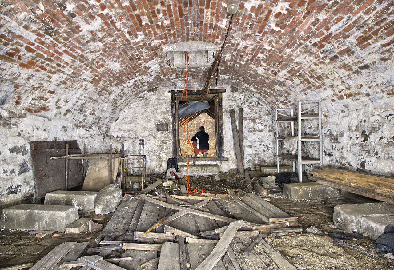 Z hlavní místnosti vedou hlouběji do nitra kopce dveře, které ústí do poloviny výšky zadní místnosti.