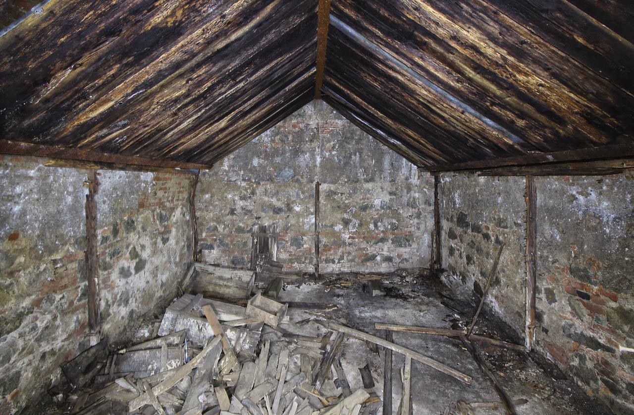 Jedním z možných vysvětlení je, že zadní místnost sloužila restauraci jako ledárna pro skladování ledu nasekaného v zimě z hladiny <a href="/Tema/Svitava">Svitavy</a>. Tomu však spíš odporují ve stěnách zapuštěné dřevěné trámy, které zřejmě nesly podélné police.