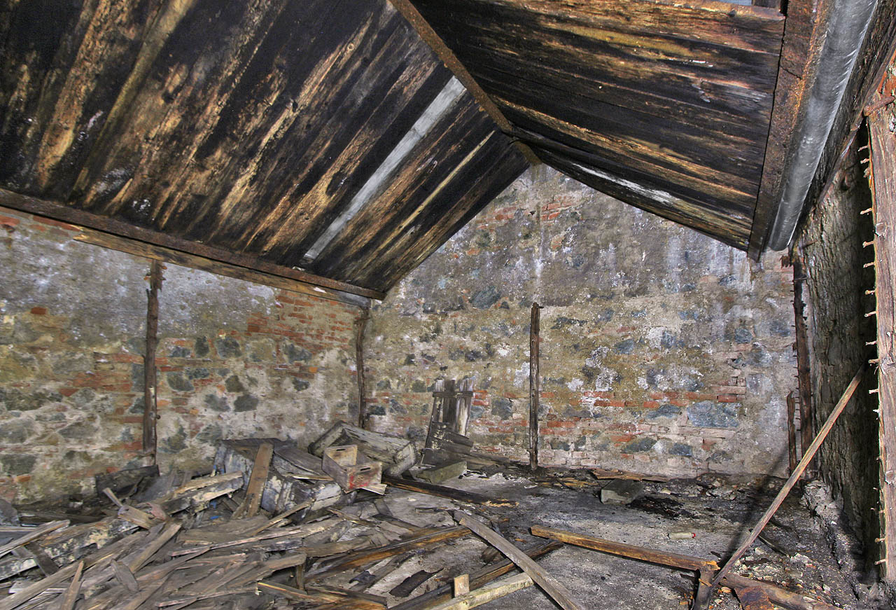 Zlváštní dřevěná „střecha“ v zadní místnosti krytu sloužila jako ochrana před prosakující vodou, stékající po dešti z cihlové klenby krytu. Dokonce je po stranách vybavena podzemními zinkovými okapy.