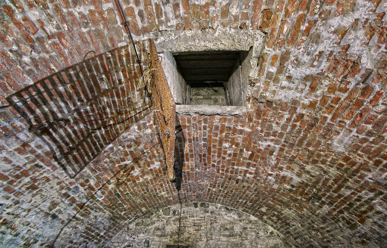 Rez prožrala zámek i mříž zamezující průniku do nouzového východu ve stropě první místnosti. Ta teď zoufale visí od stropu krytu.