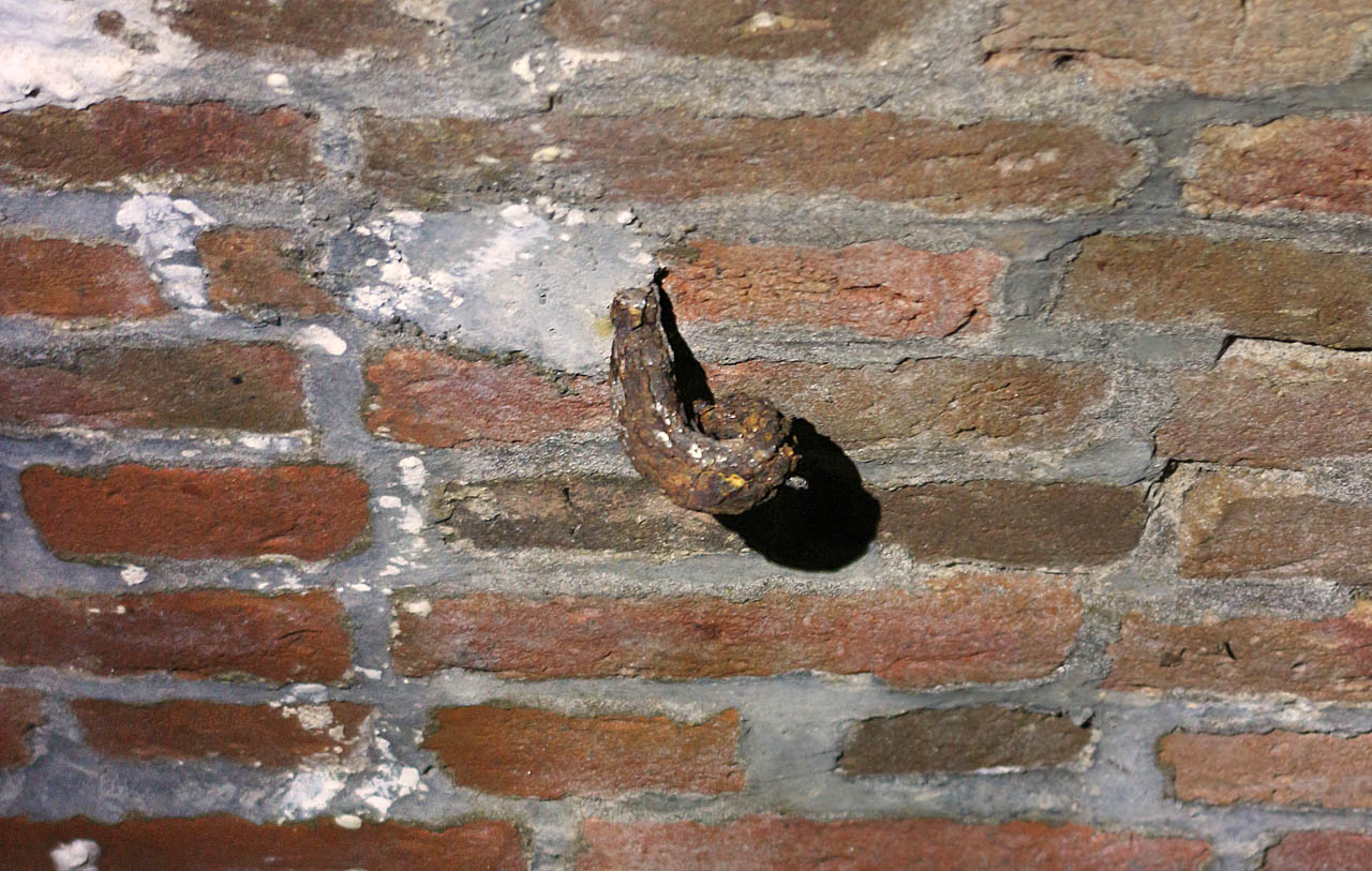 Háky ve stropě dávají tušit, že se zde počítalo se zavěšením zásob od stropu. Buď v době války, spíš ale až později, kdy kryt sloužil jako sklad nádražní restaurace.