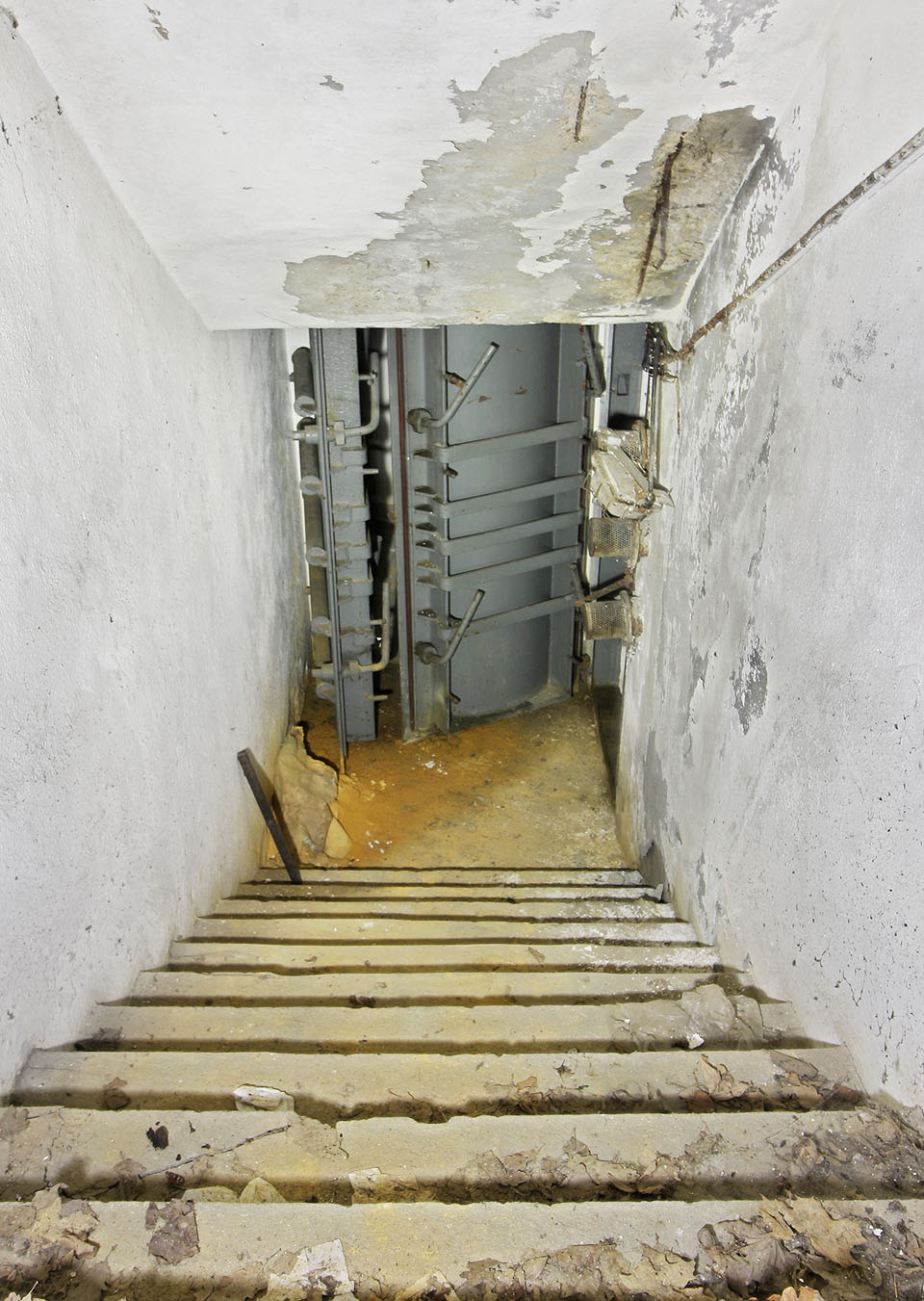 Také na východní straně je kryt uzavřen masivní sadou protitlakových pancéřových dveří.