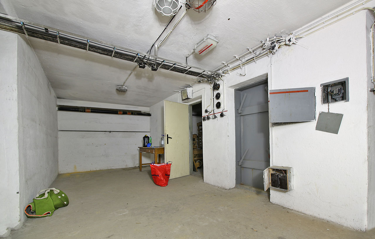 Z posledního (nejvýchodnějšího) ze sedmi obdélných bloků krytu je vydělena přechodová komora a sklad uhlíkových filtrů.