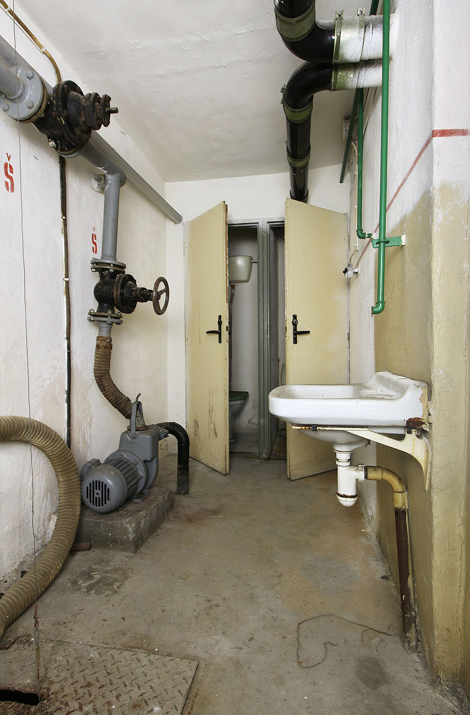 Jednoduché sociální zařízení krytu. Význam písmene Š si domýšlíme - že by šlo o špinavou vodu k vyčerpání mimo kryt?