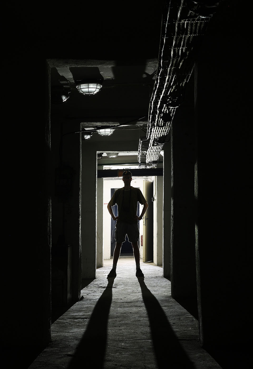 Jednotlivé obdélné místnosti o rozměru cca 4 m × 8 m nemají dveře a jejich středem volně prochází koridor. Uspořádání připomínající sovětské osobní vozy kategorie Plackart.