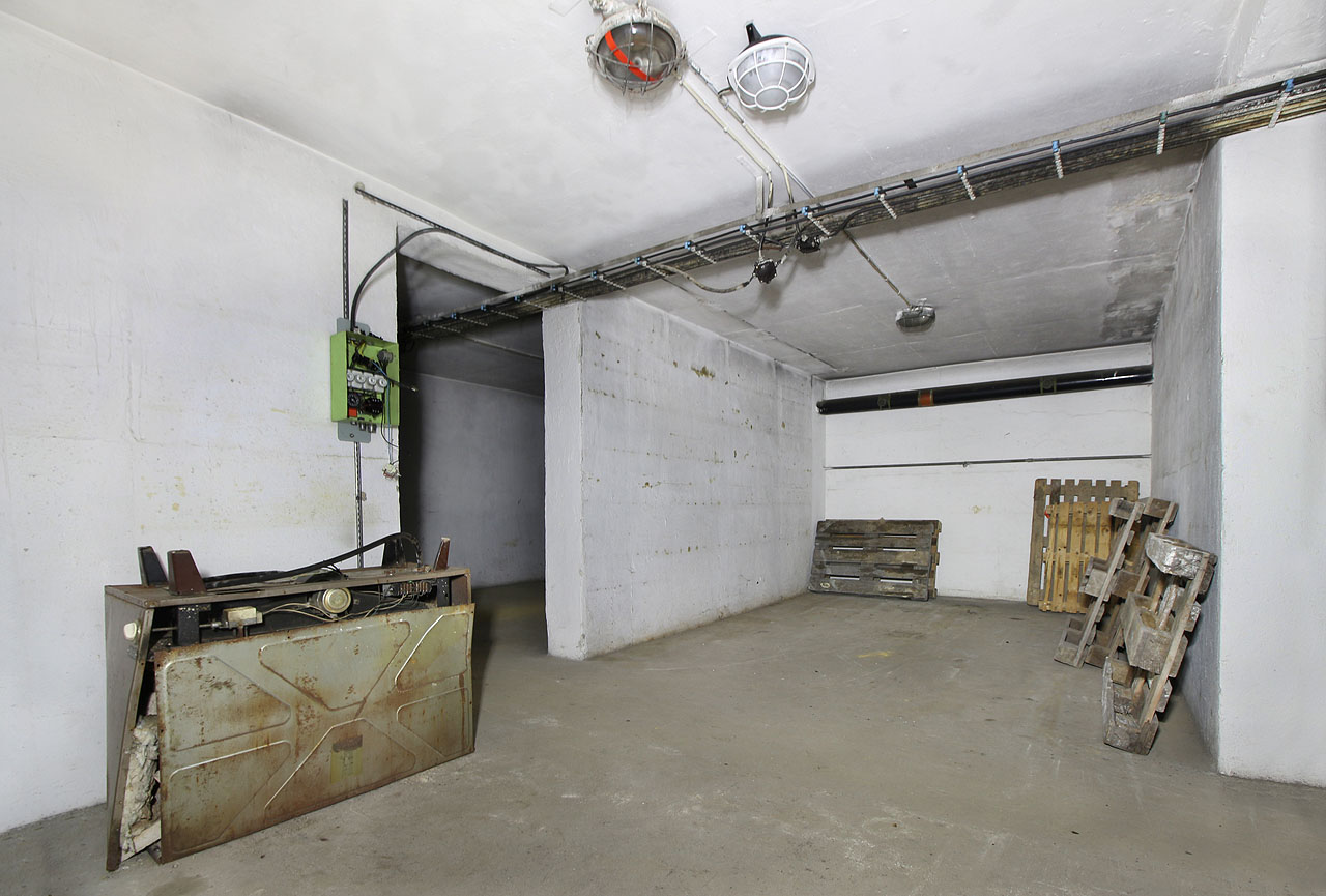 Kapacitu odhadujeme na cca 250 hustě namačkaných osob.