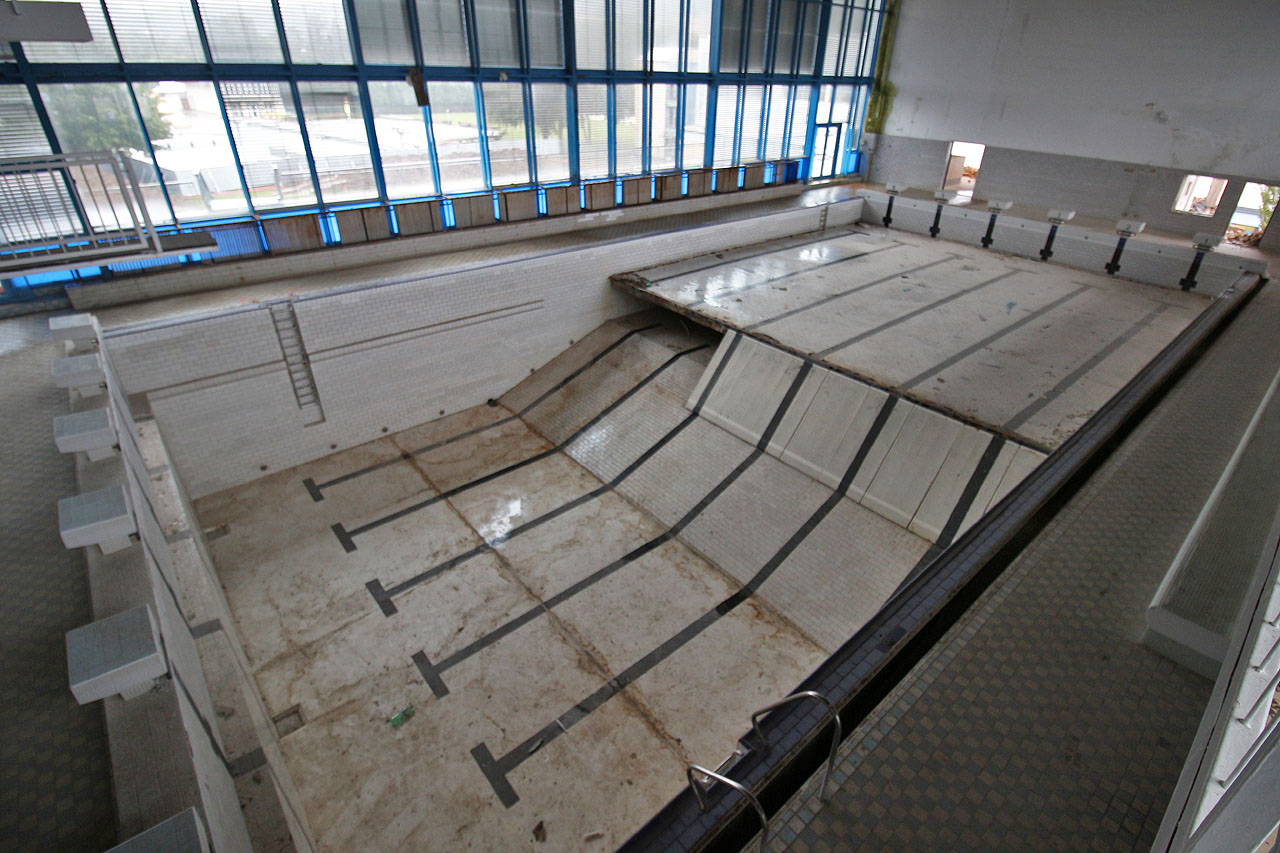 Systém pohyblivého dna využíval šikmou dělící stěnu o dvou sklonech, kdy pohyblivá horní část doléhala na pevnou část spodní. Jako děti jsme se k porézní stěně potápěli s náležitou hrůzou.