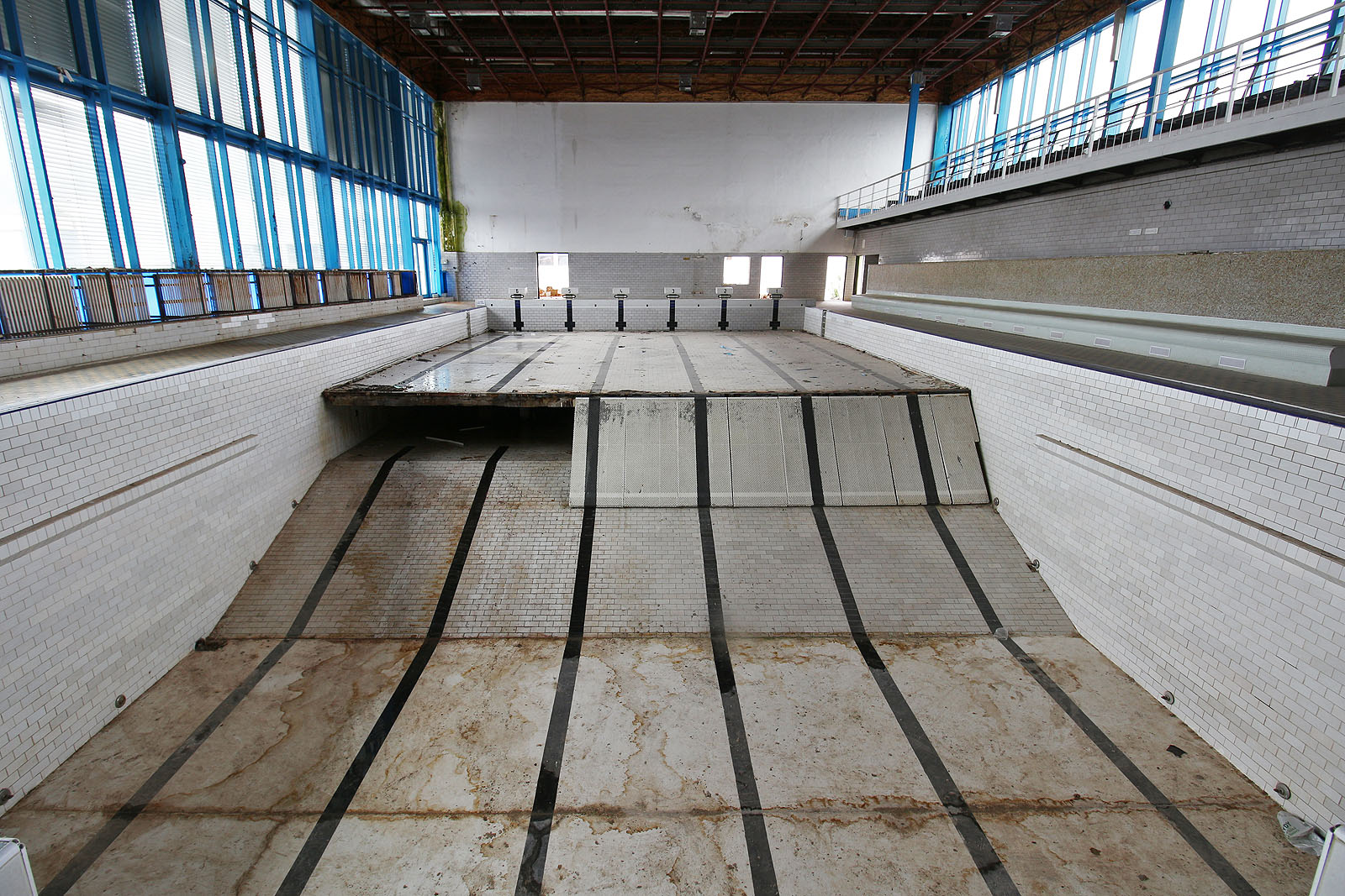 Dnes je více než snadné, dostat se na místa, která nám byla v hloubce pod vodou nepřístupná a strašidelně tajemná. Vodu už sem nikdy nikdo nenapustí.