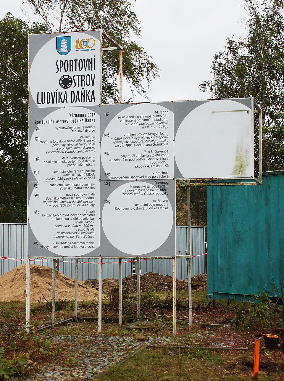 Cedule se stručnou historií sportovního ostrova Ludvíka Daňka se zřejmě odebere do lázeňského nebe společně s budovou bazénu. 
