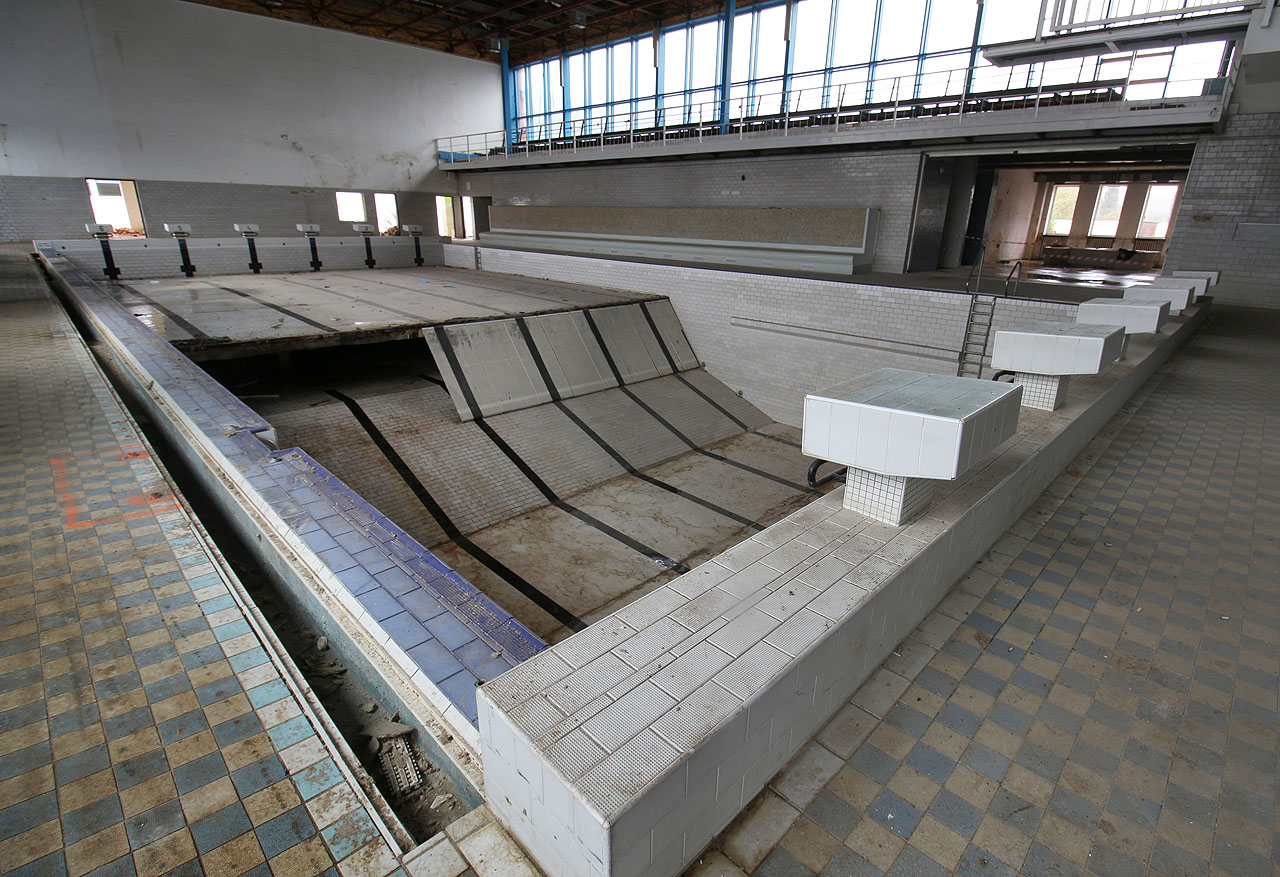 Celkový pohled na 25 m bazén z jeho jihovýchodního rohu.