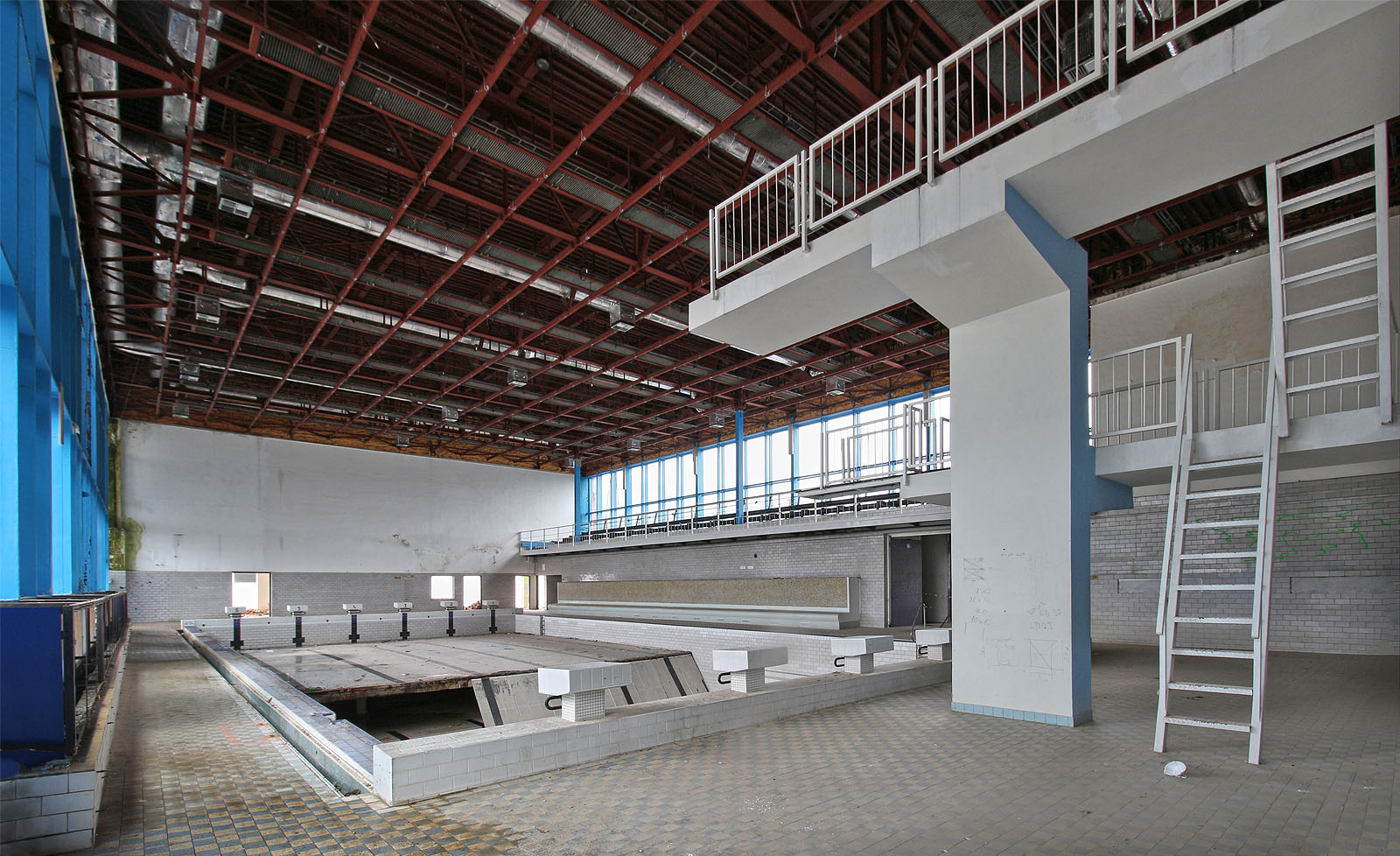 Konstrukce střechy a stropu byly prvními částmi, s jejichž chátráním si v Blansku nedovedli (za rozumnou cenu) poradit.