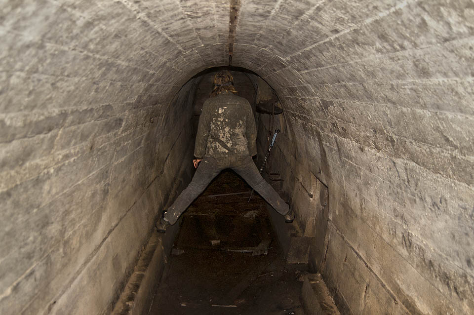 Některé úseky jsou částečně zatopené. Ve vybetonované části krytu lze vodu snadno překonat…