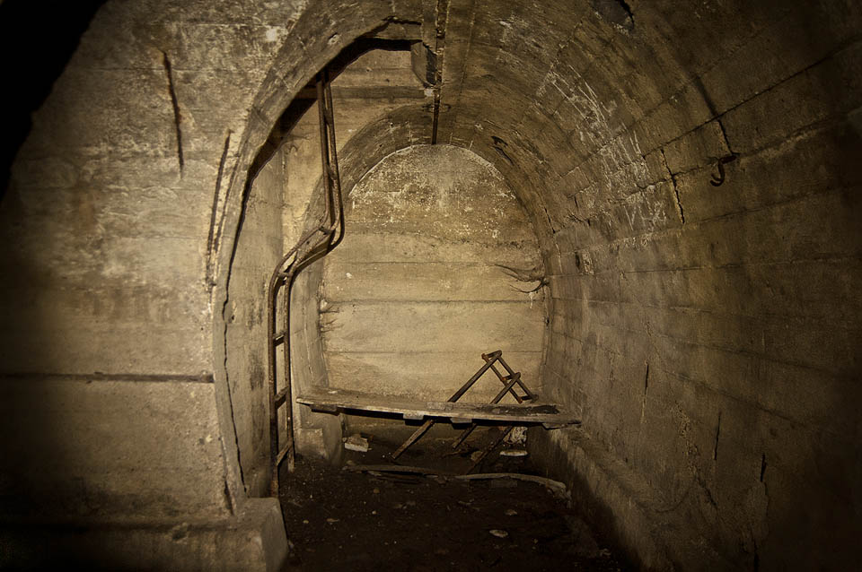 Nejsevernější vstup s netypicky prohnutým žebříkem.