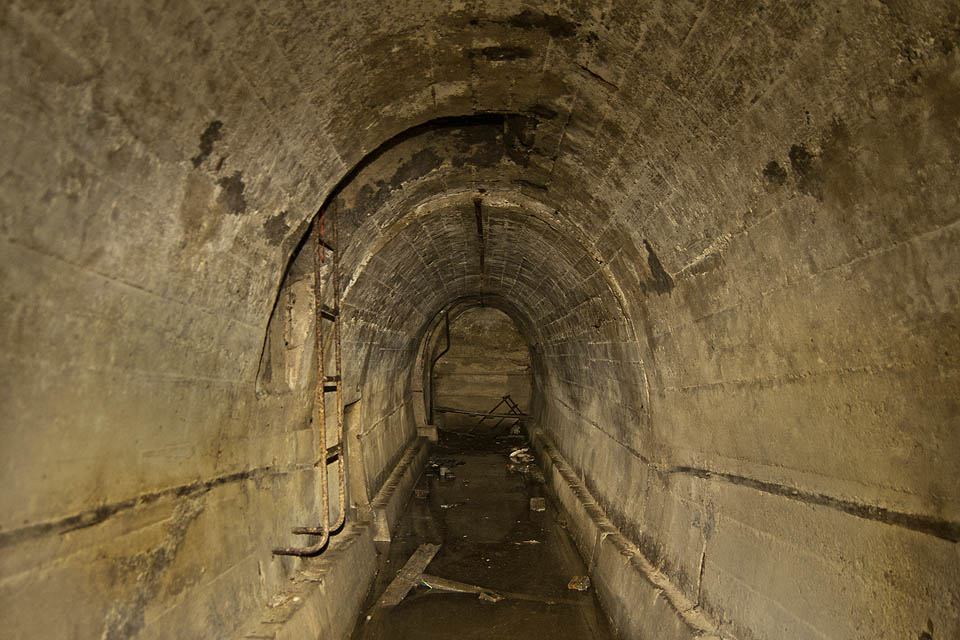 Po délce vedou aktuálně do hlavní chodby  tři různé vstupy, z toho dva nouzové.