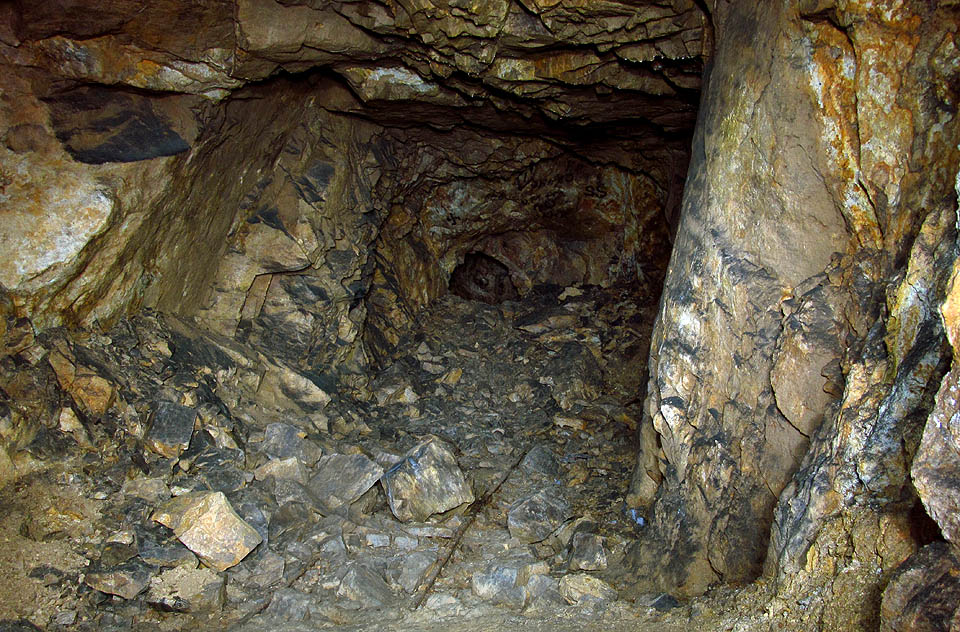 Na koleje lze narazit na mnoha místech, často jsou ale skryty pod mohutným nánosem kamení z rozpadajících se stěn a stropů chodeb.