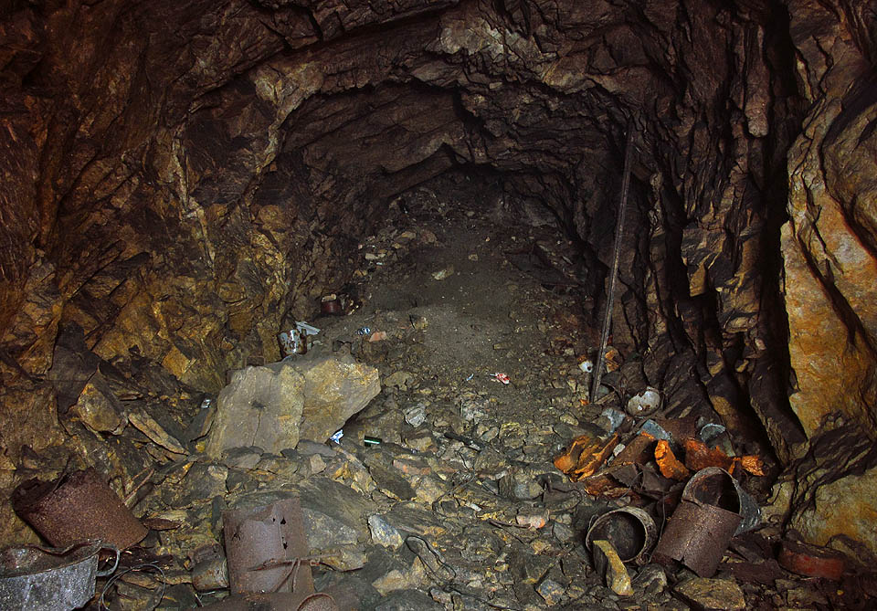 Kryty měly rovněž zadní východ, který však byl nejspíš v nedávné době zasypán žel dosti nevábnými odpadky, navíc ve sklonu jenž výrazně ztěžuje případnou možnost prokopání závalu.