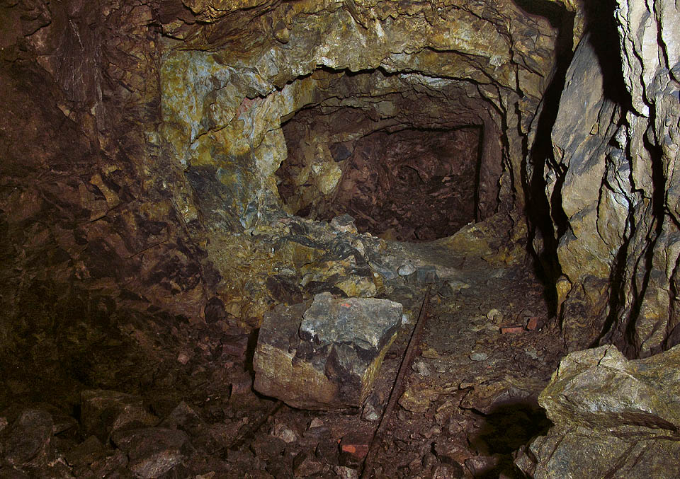 Poslední pohled na koleje a úvaha nad tím, jaké by to bylo, kdyby se podobně velký kámen ze stropu uvolnil právě teď.