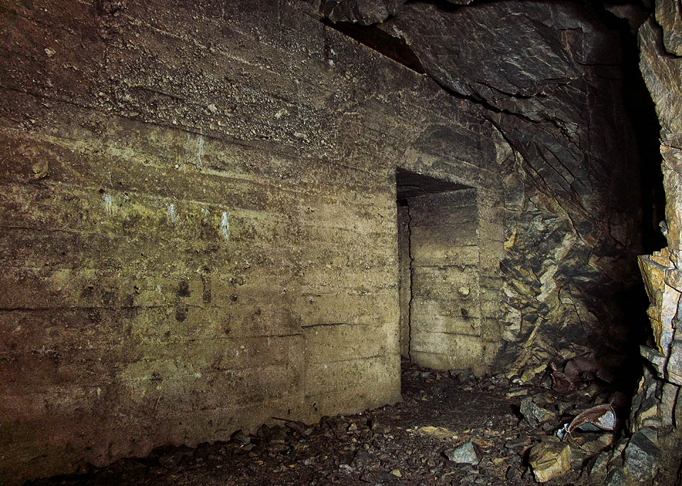Detail masivní betonové zdi oddělující nejvzdálenější část chodeb se zadním východem od zbytku krytů.