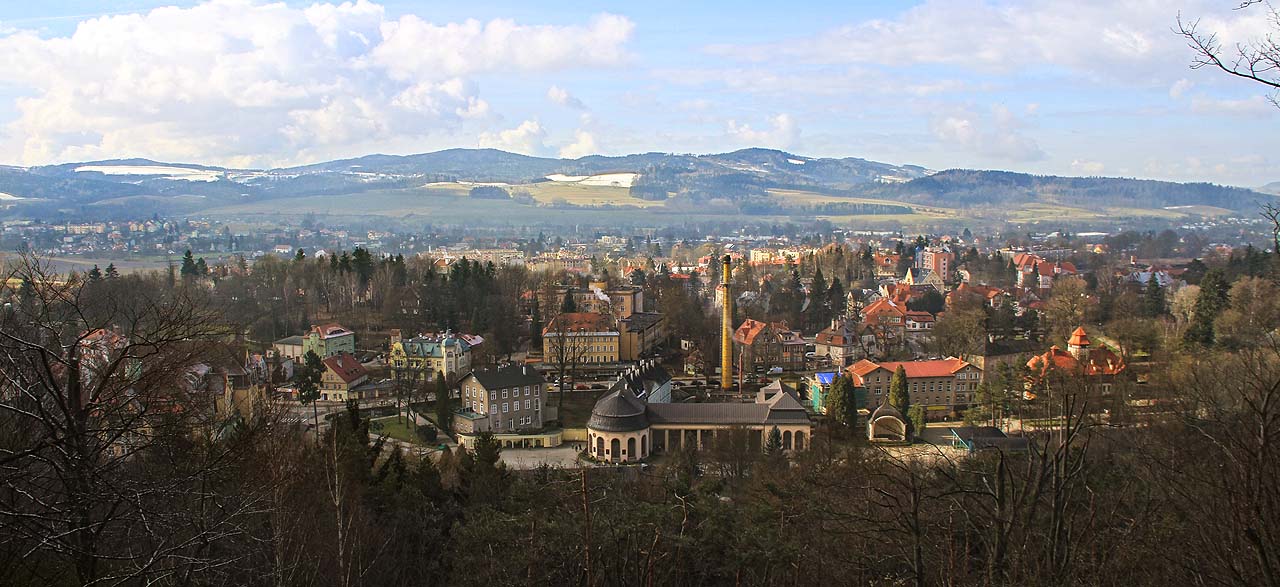 Pohled na Kudowu Zdrój z altánu milosti v parku nad městem.