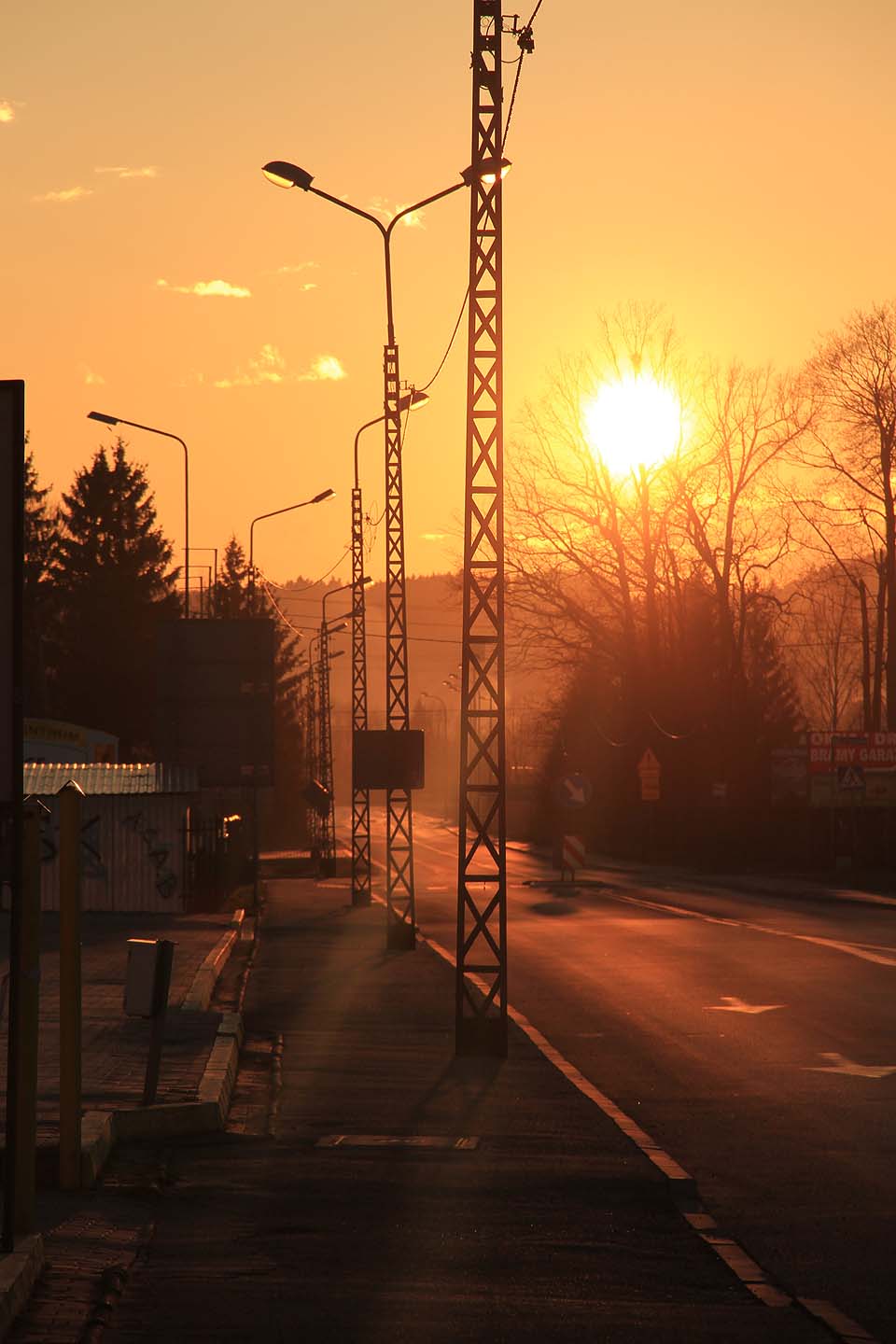 Ulice Glówna vede na hraniční přechod a do Náchoda.