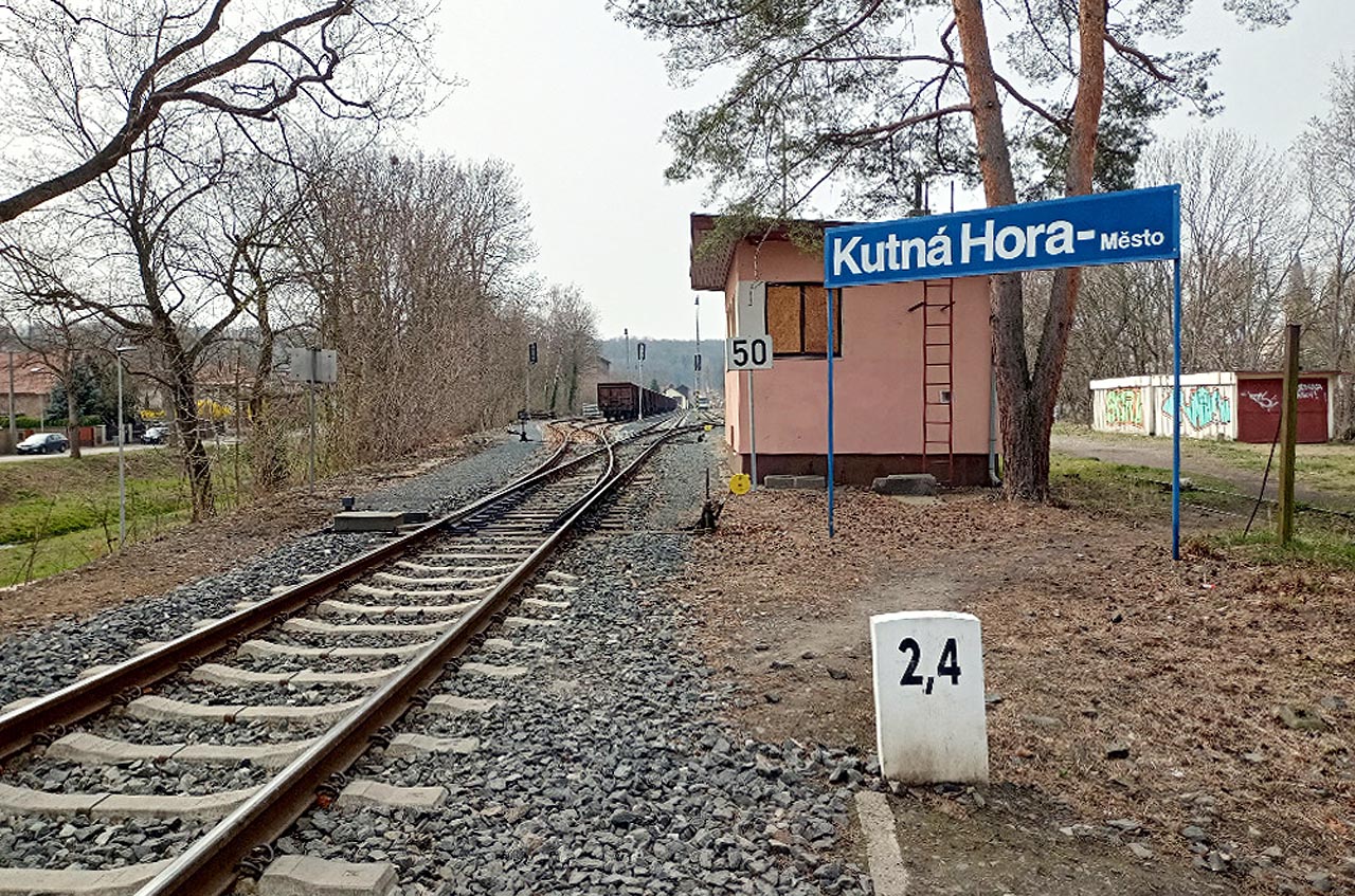 Vjezd do stanice Kutná Hora město přes Sedlecké zhlaví okolo opuštěného stavědla č. 1.