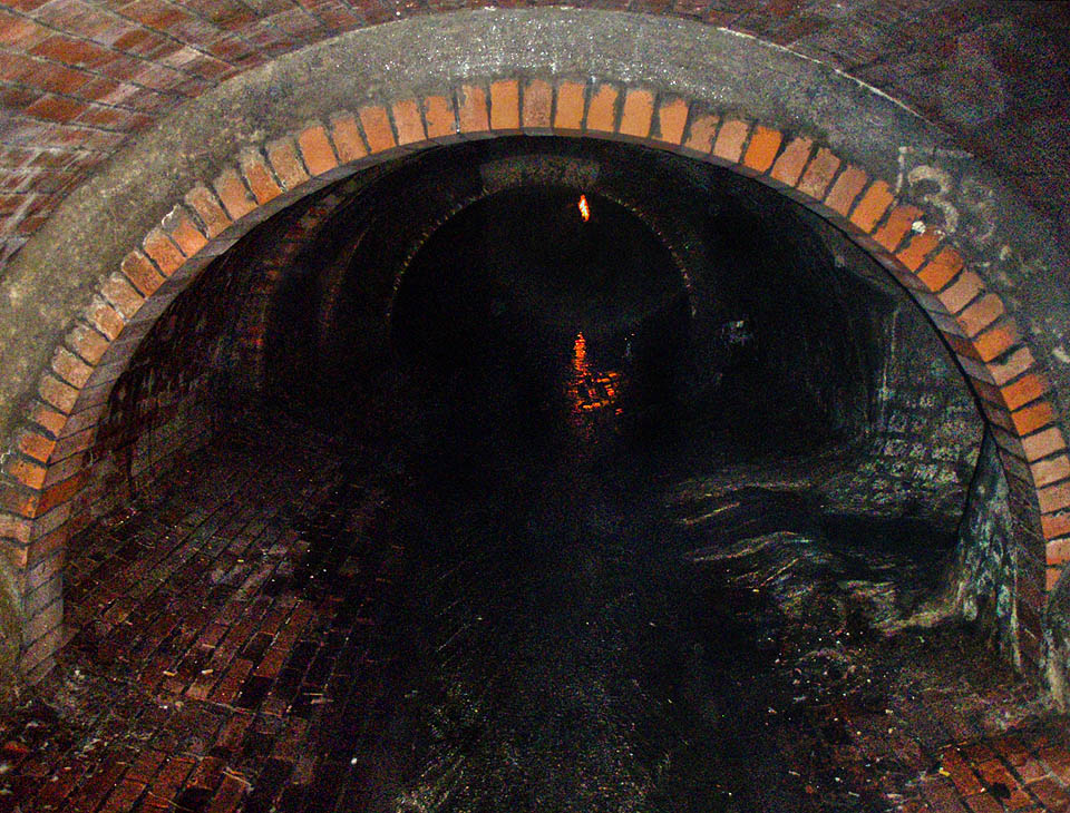 Profil tunelu se často mění, zhusta do něj ústí odbočky, odlehčovací spojky z kanalizace a další štoly.