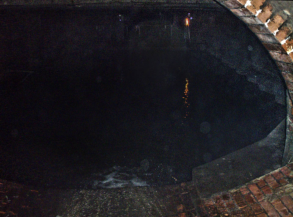 Na čtyřech kilometrech délky Lapáku jsou dva skutečné lapáky písku. Rozlehlé podzemní kaverny vyplňuje hluboké jezero, přes které lze projít jen po úzké betonové lávce. Na osud toho, kdo uklouzne, ani nemyslíme.