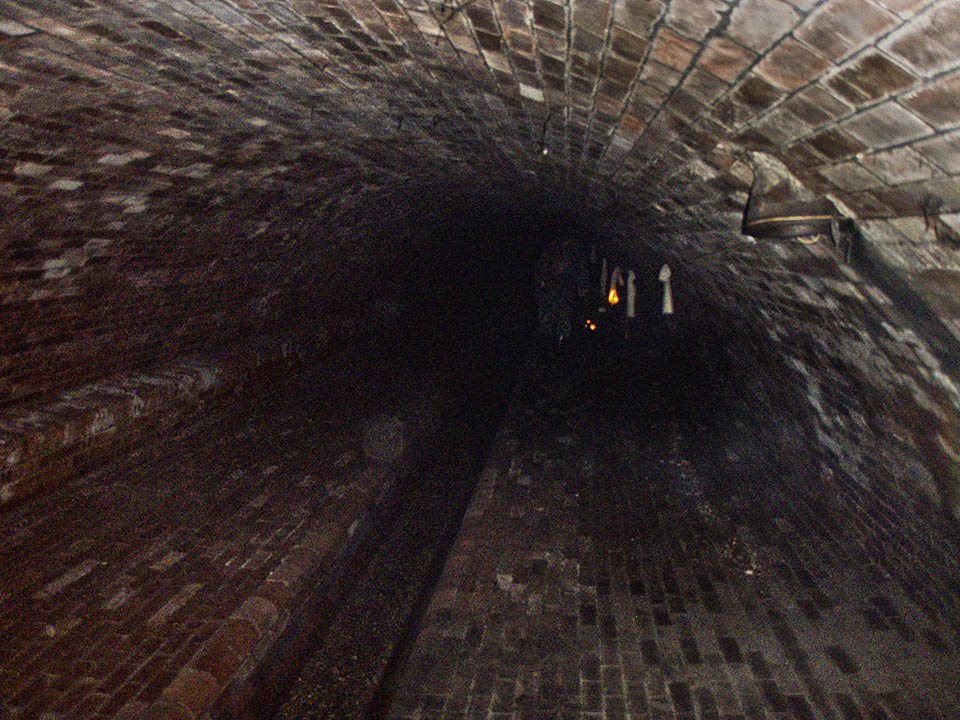 Výška zaklenuté části není dostatečná ke vzpřímené chůzi. Tunel klesá hlouběji pod povrch a po několika kilometrech začínají pořádně bolet záda.