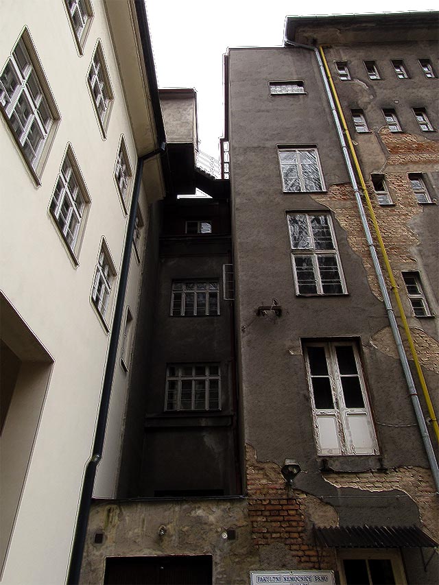 Budova svým městským stylem naprosto nezapadá do okolního lesa. Opuštěná, strašidelná, tajemná…