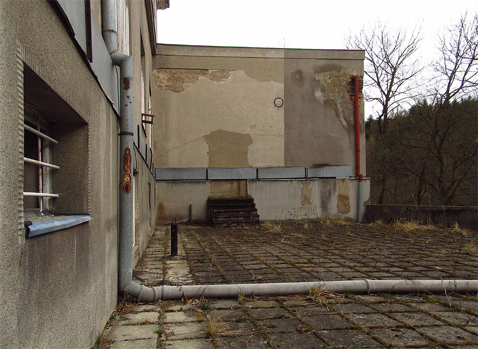 Podle vzpomínek našeho průvodce vycházeli léčenci dnes již zazděnými dveřmi na terasu před jídelnou (kterou jsme překřtili na refektorář), aby na slunci a čerstvém vzduchu prováděli prostná cvičení.