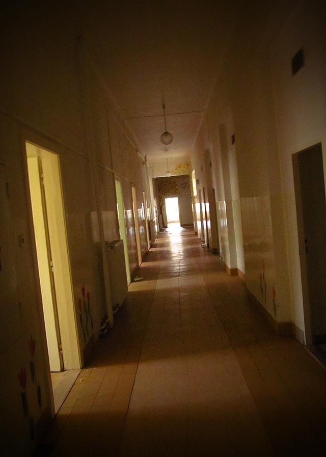 Západní polovina hlavní chodby ve 2. poschodí. Ročně léčebnou prošlo několik set pacientů.