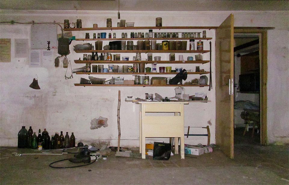 Z dílny jako by odešli pracovníci před hodinou. V ledničce je dokonce ještě nedojezené jídlo.