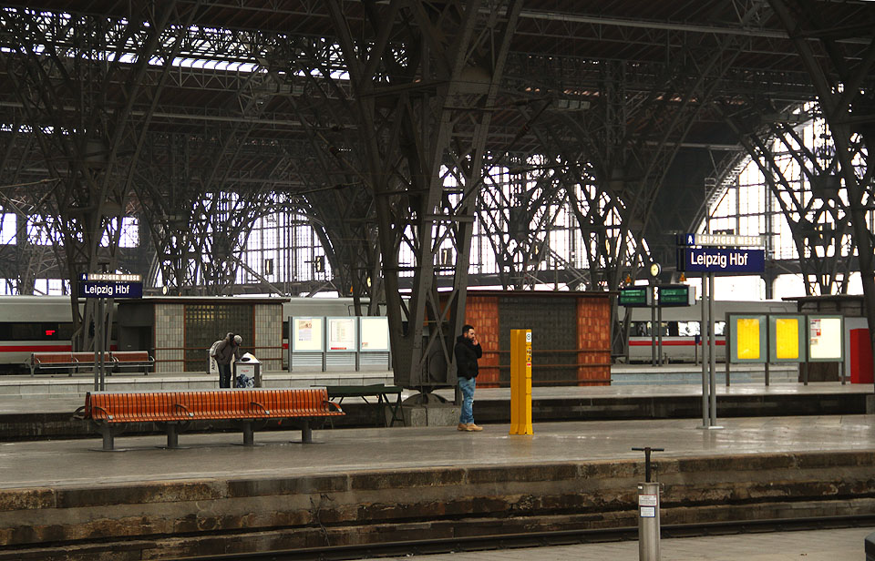 Šestice otevřených ocelových hal vytváří podivný rozlehlý les kovových konstrukcí, kde nikdy neprší ani nepadá sníh.