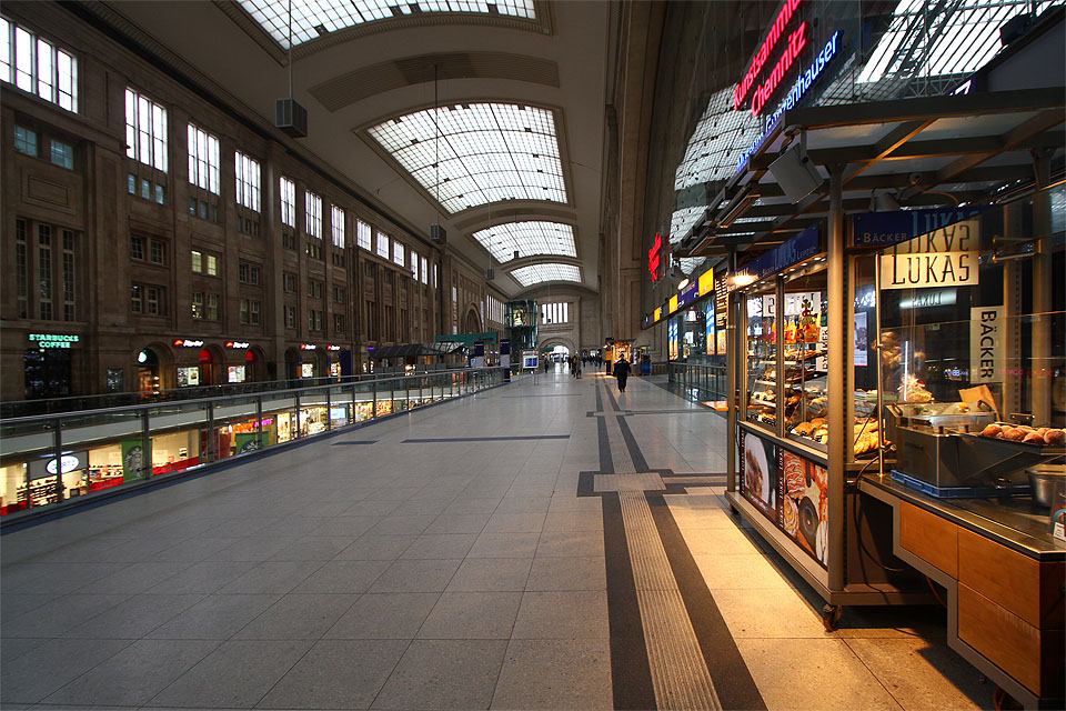 Pekařství v hlavní hale se utápí ve volném prostoru.