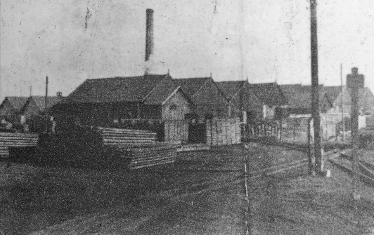 U křížení s Veřejnou cestou zbudovaly Lesy České republiky stručný infopanel o historii úzkokolejky. Otazník vzbuzuje tato fotografie, na které zjevně úzkokolejka kříží normálněrozchodnou vlečku v areálu břeclavské pily. Zdá se proto, že síť železničky byla rozsáhlejší, než o čem svědčí historické snímky a mapy.