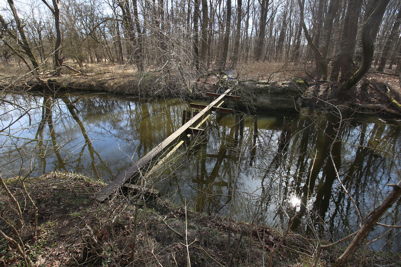 Uprostřed mostku přes kanál se nachází dodatečná dřevěná podpěra svědčící o tom, že pevnost konstrukce se s časem stávala nedostatečnou.