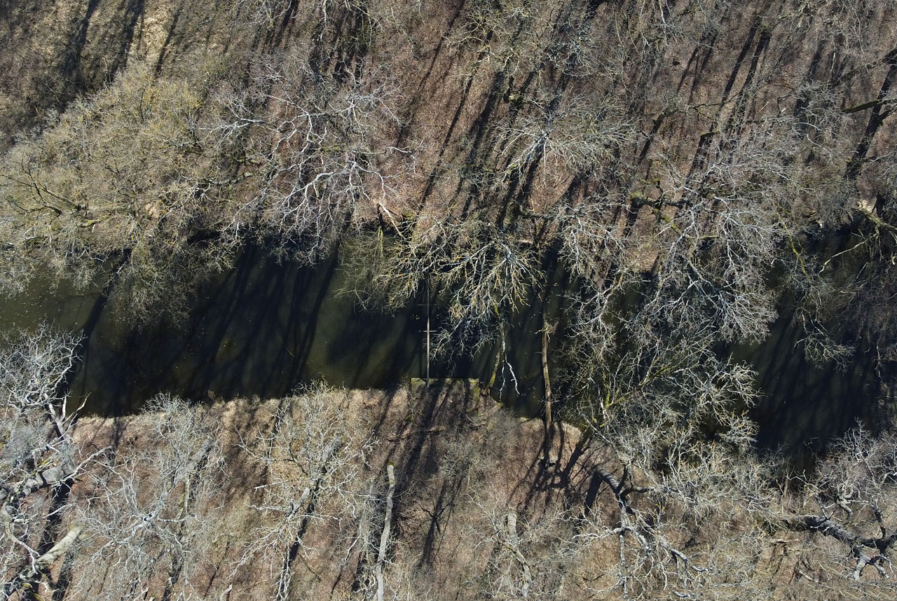 Letecký pohled na zhroucený most přes kanál/mrtvé rameno u Kyjovky.